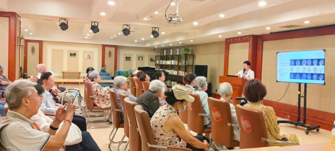 守护记忆，温暖同行 —— 全景医学北京中心走进椿萱茂开展公益科普及初筛活动